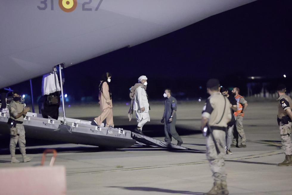 Los primeros repatriados de Afganistan llegan a la base aérea de Torrejón de Ardoz, en Madrid.