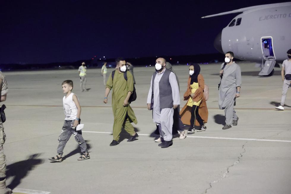 Los primeros repatriados de Afganistan llegan a la base aérea de Torrejón de Ardoz, en Madrid.