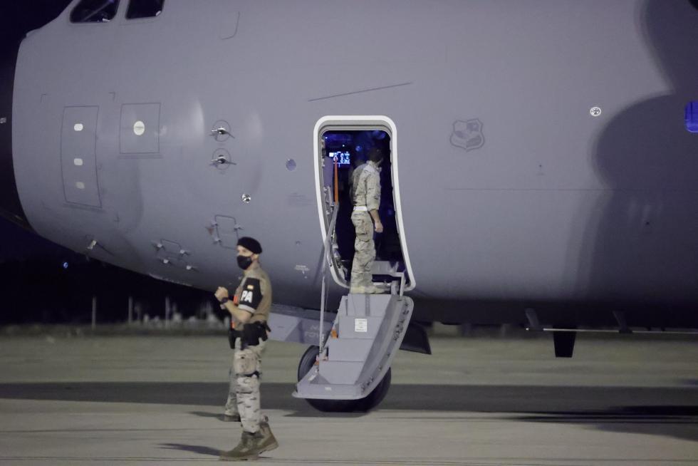 Los primeros repatriados de Afganistan llegan a la base aérea de Torrejón de Ardoz, en Madrid.