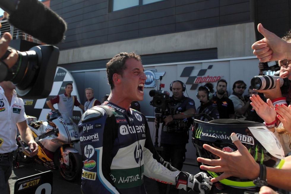 El circuito alcañizano cumplió el año pasado una década desde su primer Gran Premio de moto GP, la competición más prestigiosa del mundo del motor, en el que venció Casey Stoner. Desde entonces, Dani Pedrosa, Jorge Lorenzo y Marc Márquez se han repartido la gloria esta década, siendo este último el que más victorias acumula. Repasamos algunos los mejores momentos que nos han dejado estos once años a todo gas en Alcañiz, que este fin de semana aspira a reunir a 20.000 aficionados.