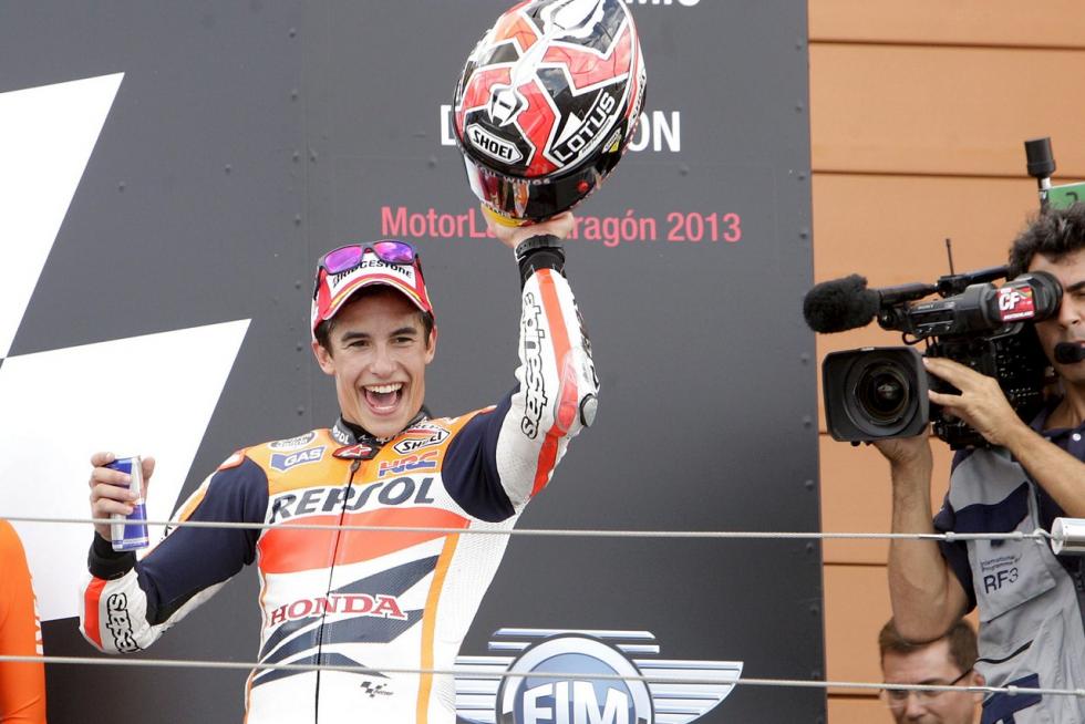 El circuito alcañizano cumplió el año pasado una década desde su primer Gran Premio de moto GP, la competición más prestigiosa del mundo del motor, en el que venció Casey Stoner. Desde entonces, Dani Pedrosa, Jorge Lorenzo y Marc Márquez se han repartido la gloria esta década, siendo este último el que más victorias acumula. Repasamos algunos los mejores momentos que nos han dejado estos once años a todo gas en Alcañiz, que este fin de semana aspira a reunir a 20.000 aficionados.