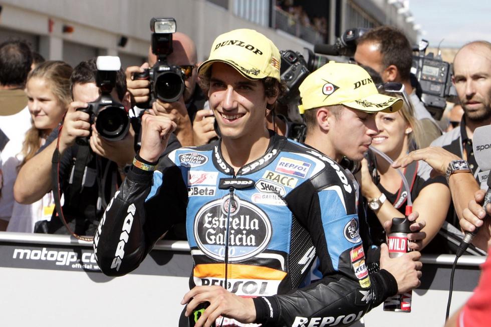 El circuito alcañizano cumplió el año pasado una década desde su primer Gran Premio de moto GP, la competición más prestigiosa del mundo del motor, en el que venció Casey Stoner. Desde entonces, Dani Pedrosa, Jorge Lorenzo y Marc Márquez se han repartido la gloria esta década, siendo este último el que más victorias acumula. Repasamos algunos los mejores momentos que nos han dejado estos once años a todo gas en Alcañiz, que este fin de semana aspira a reunir a 20.000 aficionados.
