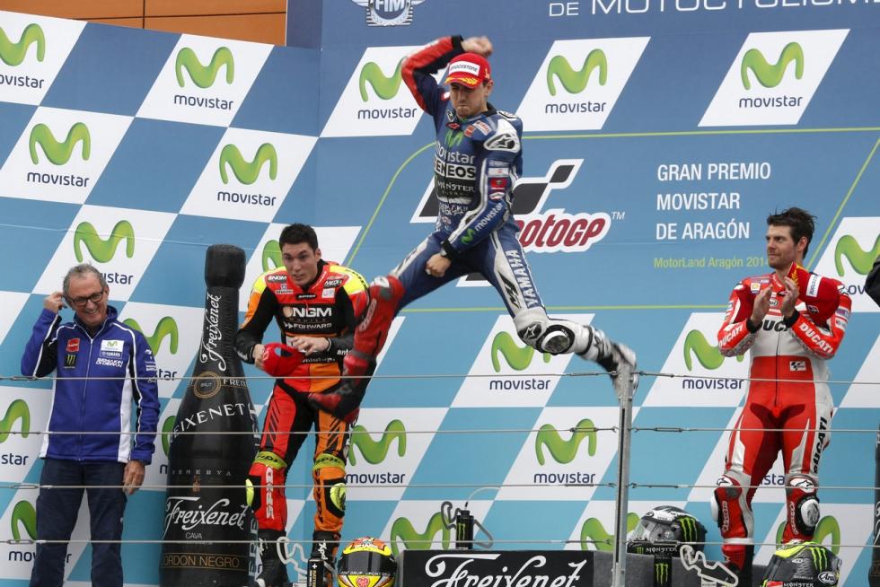 El circuito alcañizano cumplió el año pasado una década desde su primer Gran Premio de moto GP, la competición más prestigiosa del mundo del motor, en el que venció Casey Stoner. Desde entonces, Dani Pedrosa, Jorge Lorenzo y Marc Márquez se han repartido la gloria esta década, siendo este último el que más victorias acumula. Repasamos algunos los mejores momentos que nos han dejado estos once años a todo gas en Alcañiz, que este fin de semana aspira a reunir a 20.000 aficionados.
