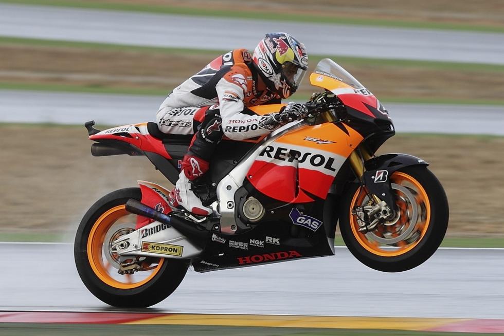 El circuito alcañizano cumplió el año pasado una década desde su primer Gran Premio de moto GP, la competición más prestigiosa del mundo del motor, en el que venció Casey Stoner. Desde entonces, Dani Pedrosa, Jorge Lorenzo y Marc Márquez se han repartido la gloria esta década, siendo este último el que más victorias acumula. Repasamos algunos los mejores momentos que nos han dejado estos once años a todo gas en Alcañiz, que este fin de semana aspira a reunir a 20.000 aficionados.