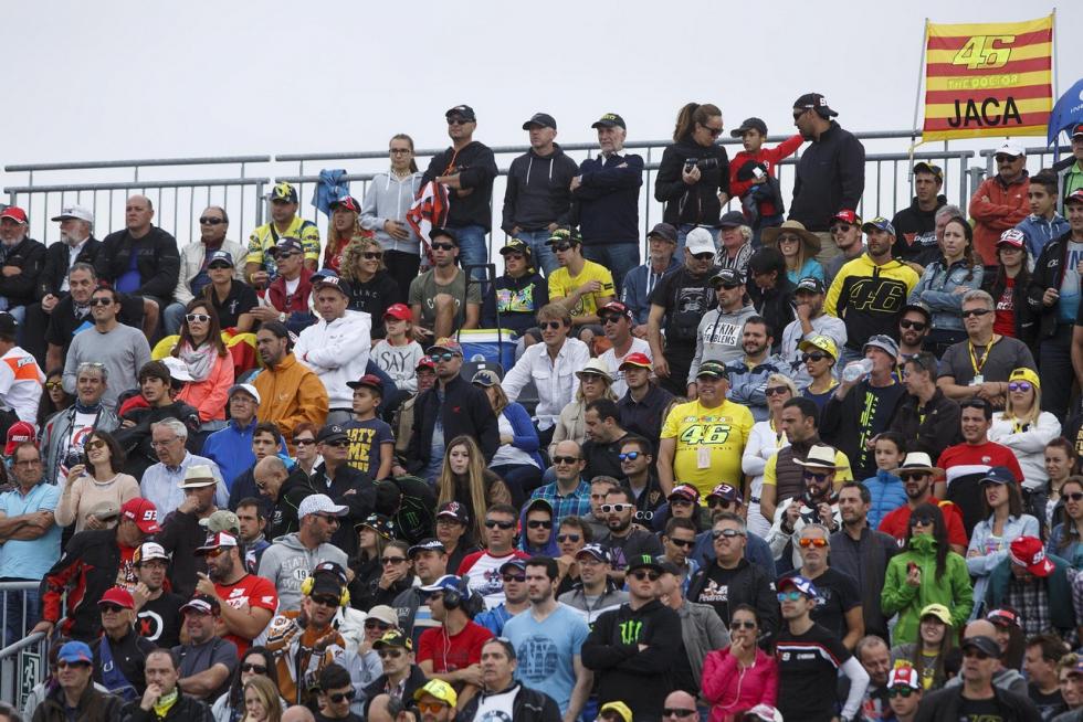 El circuito alcañizano cumplió el año pasado una década desde su primer Gran Premio de moto GP, la competición más prestigiosa del mundo del motor, en el que venció Casey Stoner. Desde entonces, Dani Pedrosa, Jorge Lorenzo y Marc Márquez se han repartido la gloria esta década, siendo este último el que más victorias acumula. Repasamos algunos los mejores momentos que nos han dejado estos once años a todo gas en Alcañiz, que este fin de semana aspira a reunir a 20.000 aficionados.
