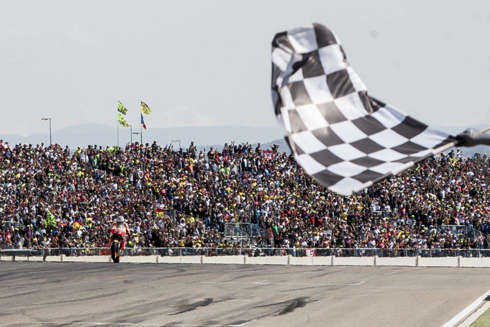 El circuito alcañizano cumplió el año pasado una década desde su primer Gran Premio de moto GP, la competición más prestigiosa del mundo del motor, en el que venció Casey Stoner. Desde entonces, Dani Pedrosa, Jorge Lorenzo y Marc Márquez se han repartido la gloria esta década, siendo este último el que más victorias acumula. Repasamos algunos los mejores momentos que nos han dejado estos once años a todo gas en Alcañiz, que este fin de semana aspira a reunir a 20.000 aficionados.