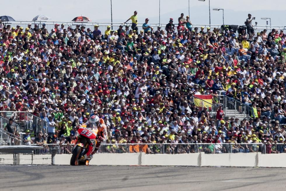 El circuito alcañizano cumplió el año pasado una década desde su primer Gran Premio de moto GP, la competición más prestigiosa del mundo del motor, en el que venció Casey Stoner. Desde entonces, Dani Pedrosa, Jorge Lorenzo y Marc Márquez se han repartido la gloria esta década, siendo este último el que más victorias acumula. Repasamos algunos los mejores momentos que nos han dejado estos once años a todo gas en Alcañiz, que este fin de semana aspira a reunir a 20.000 aficionados.