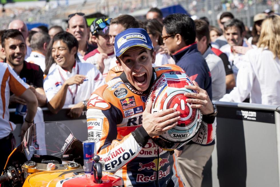 El circuito alcañizano cumplió el año pasado una década desde su primer Gran Premio de moto GP, la competición más prestigiosa del mundo del motor, en el que venció Casey Stoner. Desde entonces, Dani Pedrosa, Jorge Lorenzo y Marc Márquez se han repartido la gloria esta década, siendo este último el que más victorias acumula. Repasamos algunos los mejores momentos que nos han dejado estos once años a todo gas en Alcañiz, que este fin de semana aspira a reunir a 20.000 aficionados.