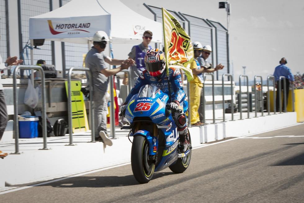 El circuito alcañizano cumplió el año pasado una década desde su primer Gran Premio de moto GP, la competición más prestigiosa del mundo del motor, en el que venció Casey Stoner. Desde entonces, Dani Pedrosa, Jorge Lorenzo y Marc Márquez se han repartido la gloria esta década, siendo este último el que más victorias acumula. Repasamos algunos los mejores momentos que nos han dejado estos once años a todo gas en Alcañiz, que este fin de semana aspira a reunir a 20.000 aficionados.