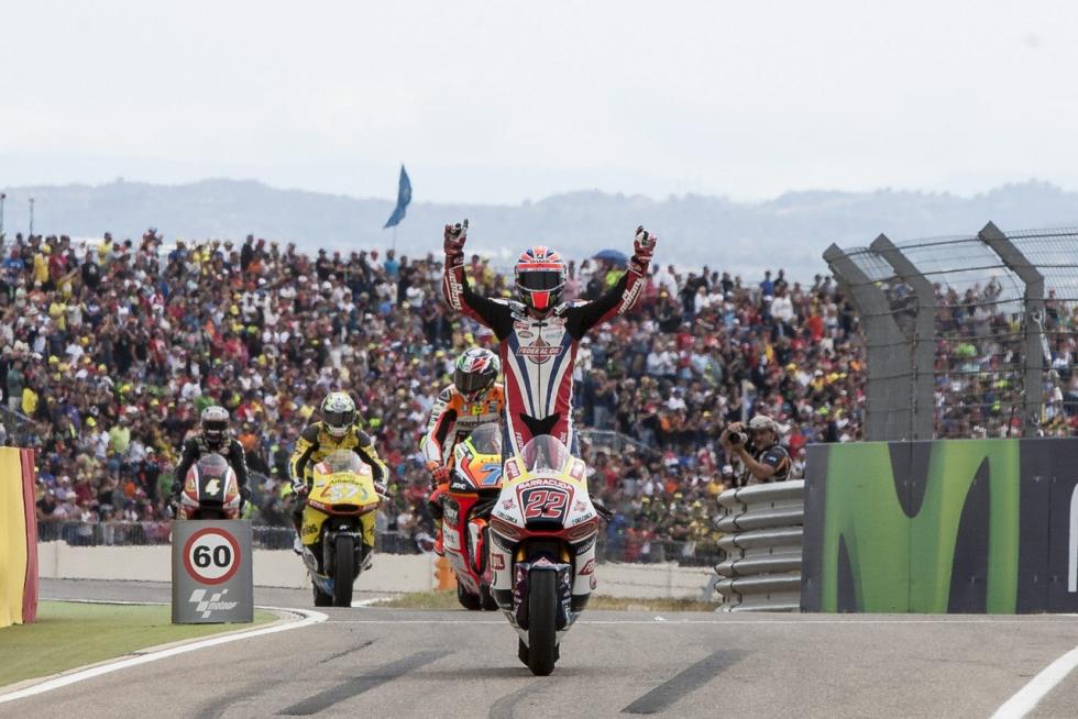 El circuito alcañizano cumplió el año pasado una década desde su primer Gran Premio de moto GP, la competición más prestigiosa del mundo del motor, en el que venció Casey Stoner. Desde entonces, Dani Pedrosa, Jorge Lorenzo y Marc Márquez se han repartido la gloria esta década, siendo este último el que más victorias acumula. Repasamos algunos los mejores momentos que nos han dejado estos once años a todo gas en Alcañiz, que este fin de semana aspira a reunir a 20.000 aficionados.