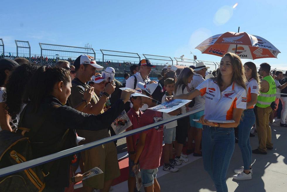 El circuito alcañizano cumplió el año pasado una década desde su primer Gran Premio de moto GP, la competición más prestigiosa del mundo del motor, en el que venció Casey Stoner. Desde entonces, Dani Pedrosa, Jorge Lorenzo y Marc Márquez se han repartido la gloria esta década, siendo este último el que más victorias acumula. Repasamos algunos los mejores momentos que nos han dejado estos once años a todo gas en Alcañiz, que este fin de semana aspira a reunir a 20.000 aficionados.
