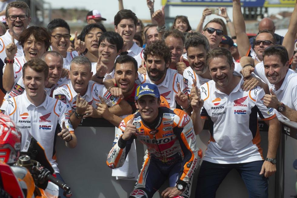 El circuito alcañizano cumplió el año pasado una década desde su primer Gran Premio de moto GP, la competición más prestigiosa del mundo del motor, en el que venció Casey Stoner. Desde entonces, Dani Pedrosa, Jorge Lorenzo y Marc Márquez se han repartido la gloria esta década, siendo este último el que más victorias acumula. Repasamos algunos los mejores momentos que nos han dejado estos once años a todo gas en Alcañiz, que este fin de semana aspira a reunir a 20.000 aficionados.