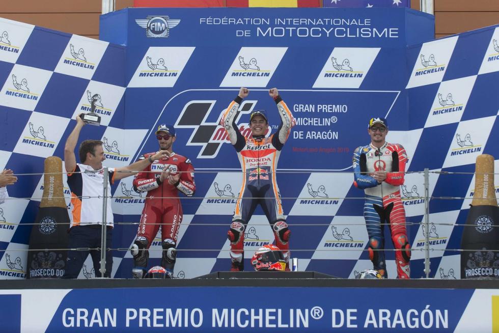 El circuito alcañizano cumplió el año pasado una década desde su primer Gran Premio de moto GP, la competición más prestigiosa del mundo del motor, en el que venció Casey Stoner. Desde entonces, Dani Pedrosa, Jorge Lorenzo y Marc Márquez se han repartido la gloria esta década, siendo este último el que más victorias acumula. Repasamos algunos los mejores momentos que nos han dejado estos once años a todo gas en Alcañiz, que este fin de semana aspira a reunir a 20.000 aficionados.