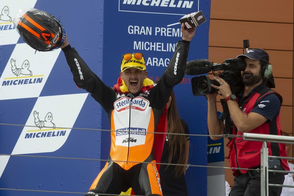 El circuito alcañizano cumplió el año pasado una década desde su primer Gran Premio de moto GP, la competición más prestigiosa del mundo del motor, en el que venció Casey Stoner. Desde entonces, Dani Pedrosa, Jorge Lorenzo y Marc Márquez se han repartido la gloria esta década, siendo este último el que más victorias acumula. Repasamos algunos los mejores momentos que nos han dejado estos once años a todo gas en Alcañiz, que este fin de semana aspira a reunir a 20.000 aficionados.