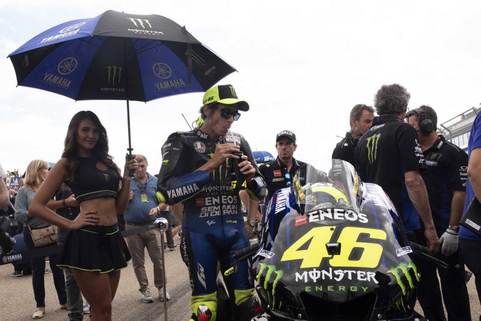 El circuito alcañizano cumplió el año pasado una década desde su primer Gran Premio de moto GP, la competición más prestigiosa del mundo del motor, en el que venció Casey Stoner. Desde entonces, Dani Pedrosa, Jorge Lorenzo y Marc Márquez se han repartido la gloria esta década, siendo este último el que más victorias acumula. Repasamos algunos los mejores momentos que nos han dejado estos once años a todo gas en Alcañiz, que este fin de semana aspira a reunir a 20.000 aficionados.