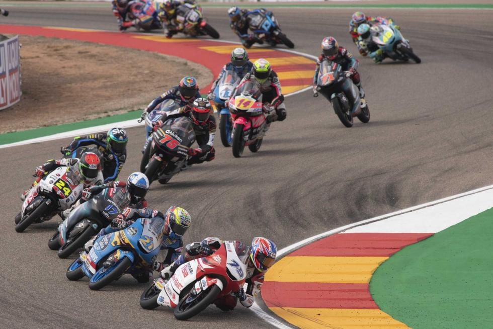 El circuito alcañizano cumplió el año pasado una década desde su primer Gran Premio de moto GP, la competición más prestigiosa del mundo del motor, en el que venció Casey Stoner. Desde entonces, Dani Pedrosa, Jorge Lorenzo y Marc Márquez se han repartido la gloria esta década, siendo este último el que más victorias acumula. Repasamos algunos los mejores momentos que nos han dejado estos once años a todo gas en Alcañiz, que este fin de semana aspira a reunir a 20.000 aficionados.