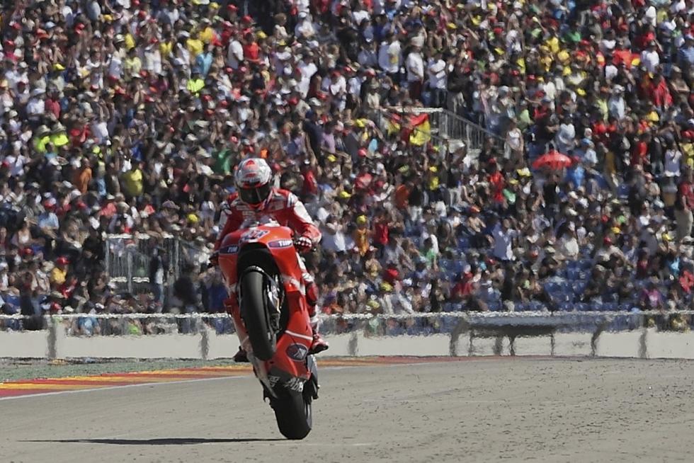 El circuito alcañizano cumplió el año pasado una década desde su primer Gran Premio de moto GP, la competición más prestigiosa del mundo del motor, en el que venció Casey Stoner. Desde entonces, Dani Pedrosa, Jorge Lorenzo y Marc Márquez se han repartido la gloria esta década, siendo este último el que más victorias acumula. Repasamos algunos los mejores momentos que nos han dejado estos once años a todo gas en Alcañiz, que este fin de semana aspira a reunir a 20.000 aficionados.