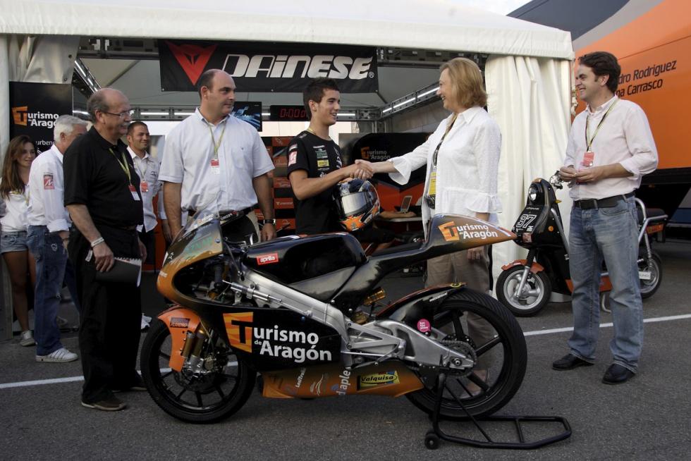 El circuito alcañizano cumplió el año pasado una década desde su primer Gran Premio de moto GP, la competición más prestigiosa del mundo del motor, en el que venció Casey Stoner. Desde entonces, Dani Pedrosa, Jorge Lorenzo y Marc Márquez se han repartido la gloria esta década, siendo este último el que más victorias acumula. Repasamos algunos los mejores momentos que nos han dejado estos once años a todo gas en Alcañiz, que este fin de semana aspira a reunir a 20.000 aficionados.