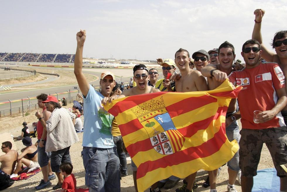 El circuito alcañizano cumplió el año pasado una década desde su primer Gran Premio de moto GP, la competición más prestigiosa del mundo del motor, en el que venció Casey Stoner. Desde entonces, Dani Pedrosa, Jorge Lorenzo y Marc Márquez se han repartido la gloria esta década, siendo este último el que más victorias acumula. Repasamos algunos los mejores momentos que nos han dejado estos once años a todo gas en Alcañiz, que este fin de semana aspira a reunir a 20.000 aficionados.