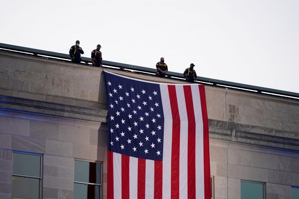 New York (Usa), 11/09/2021.- An American flag placed along with a photo of the Twin Towers and the name Daniel P. Trant, a Cantor Fitzgerald bond trader that died during 9/11, at a ceremony at Ground Zero held in commemoration of the 20th anniversary of the terrorist attacks on the World Trade Center, the Pentagon and the crash of United Airlines Flight 93 in Shanksville, PA, held in lower Manhattan, New York City, NY, USA, 11 September 2021. (Atentado, Terrorista, Estados Unidos, Nueva York) EFE/EPA/Anthony Behar / POOL
USA 9/11 20TH ANNIVERSARY