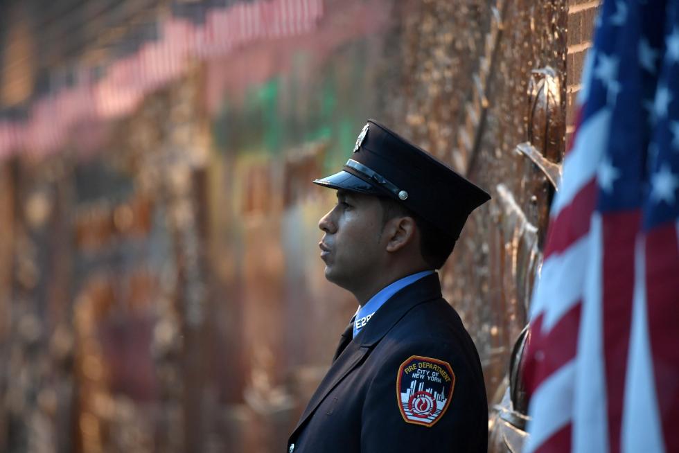 New York (United States), 10/09/2021.- A man places American flags on the South Pool of the 9/11 Memorial during a ceremony marking the 20th anniversary of the 11 September 2001 terrorist attacks in New York, New York, USA, 11 September 2021. The 20th anniversary of the worst terrorist attack on US soil will be observed all over the USA and worldwide on 11 September 2021. (Atentado, Terrorista, Estados Unidos, Nueva York) EFE/EPA/JUSTIN LANE
USA NEW YORK 9/11 20TH ANNIVERARY