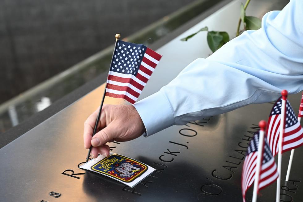 New York (United States), 11/09/2021.- A New York firefighter stands at attention on the 20th anniversary of the 9/11 attacks on the World Trade Center, in New York, USA, 11 September 2021. (Atentado, Incendio, Estados Unidos, Nueva York) EFE/EPA/ED JONES / POOL
USA 9/11 20TH ANNIVERSARY