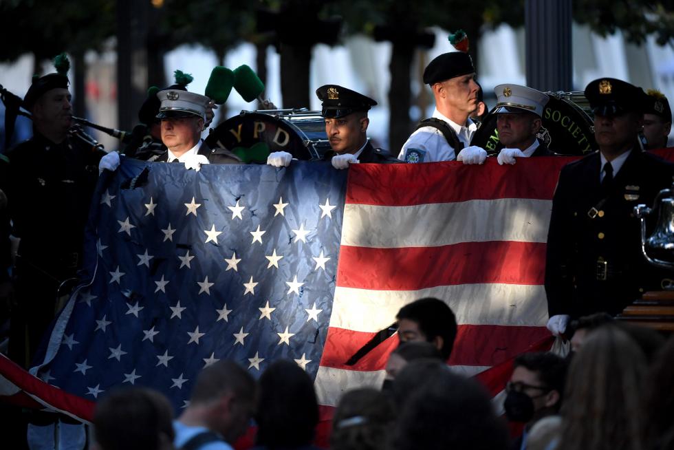 New York (United States), 10/09/2021.- A 9.11 Memorial staff member places a flag at the South Tower on Saturday, September 11th, 2001 before ceremonies marking the 20th anniversary of the 9.11 attack at the World Trade Center in New York which killed almost 3,000 people. (Atentado, Estados Unidos, Nueva York) EFE/EPA/David Handschuh / POOL
USA 9/11 20TH ANNIVERSARY