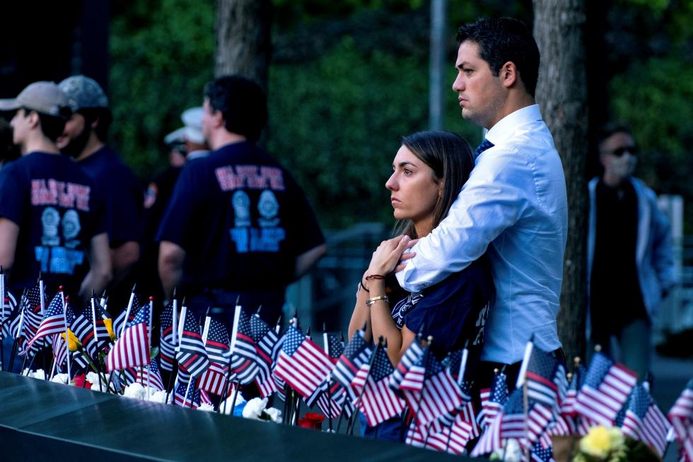 New York (United States), 11/09/2021.- New York police and firefighters hold a US flag as a band plays the US National Anthem at the National 9/11 Memorial during a ceremony commemorating the 20th anniversary of the 9/11 attacks on the World Trade Center, in New York, on September 11, 2021. (Atentado, Incendio, Estados Unidos, Nueva York) EFE/EPA/ED JONES / POOL
USA 9/11 20TH ANNIVERSARY