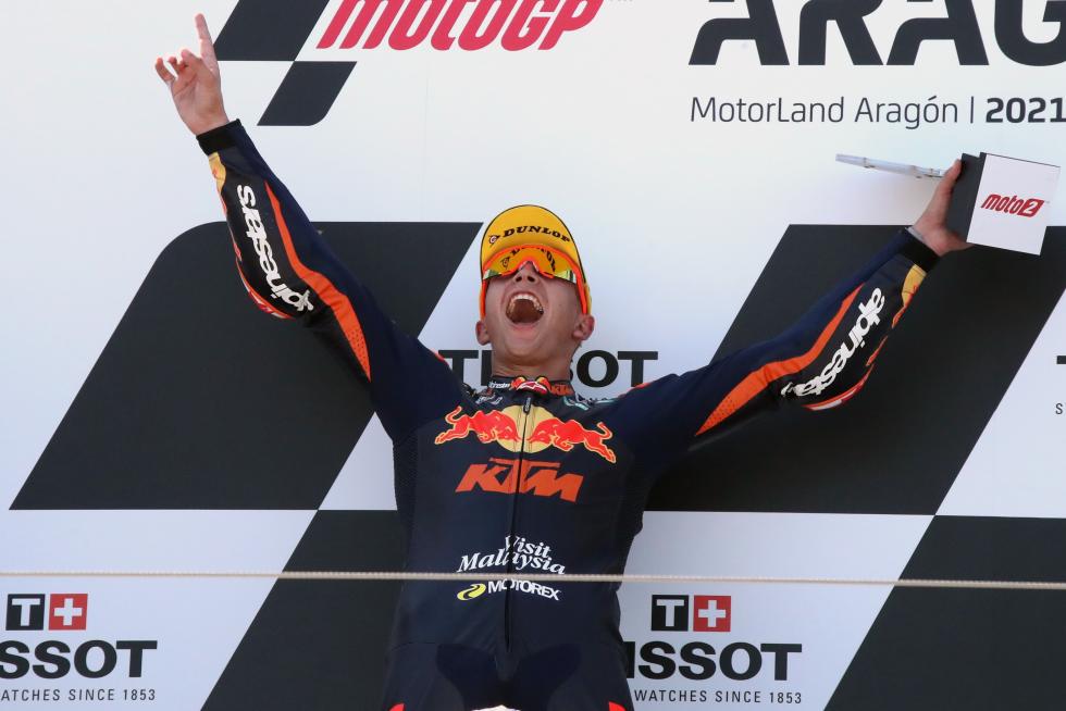 Raúl Fernandez se impone en Moto2