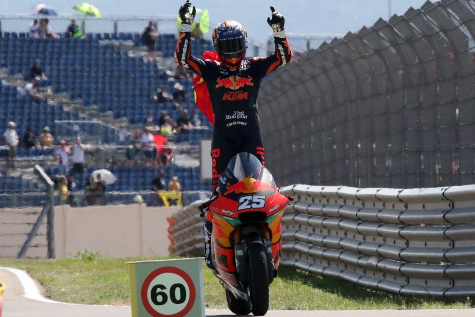 Raúl Fernandez se impone en Moto2
