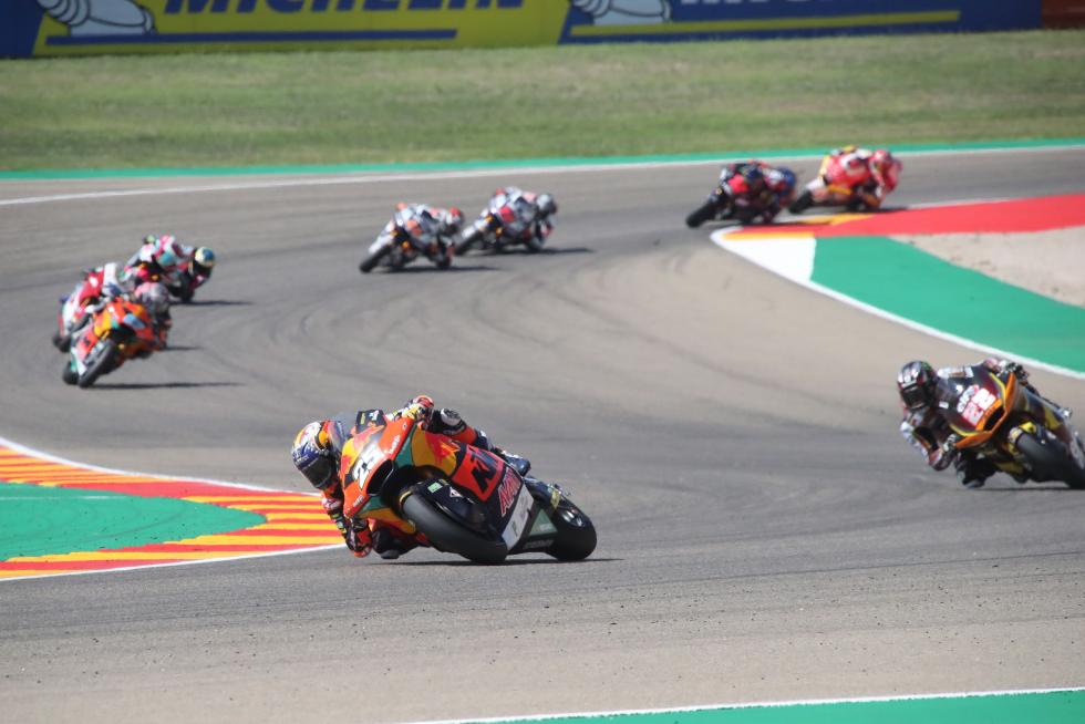 Raúl Fernandez se impone en Moto2