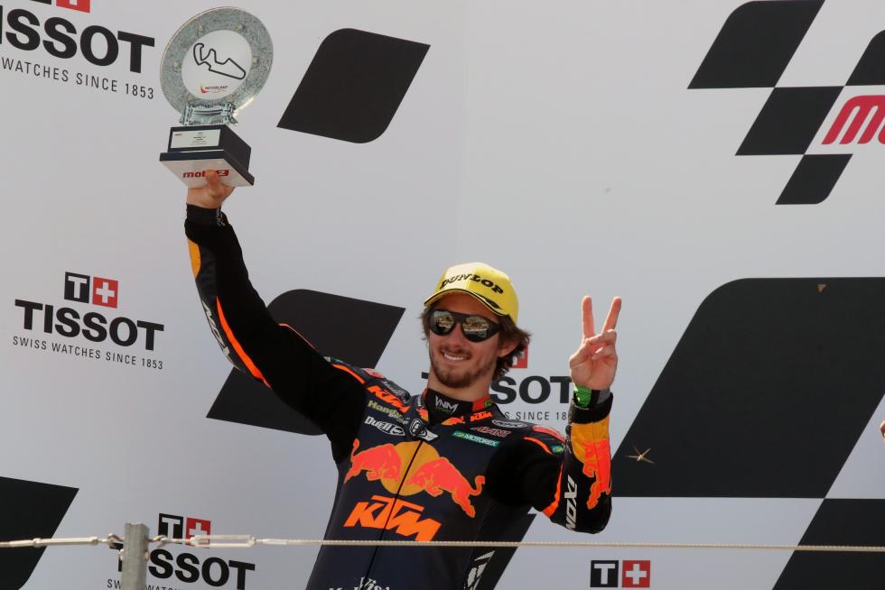 Raúl Fernandez se impone en Moto2