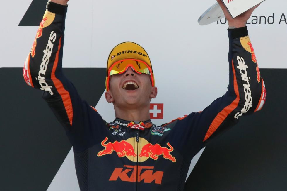 Raúl Fernandez se impone en Moto2