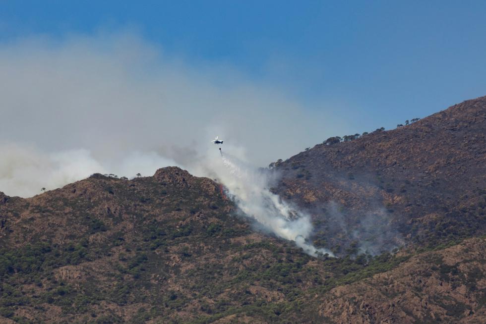 Los vecinos de seis pueblos de la malagueña Sierra Bermeja han tenido que abandonar sus hogares por el fuego. Se trata del incendio más importante registrado este verano en España.