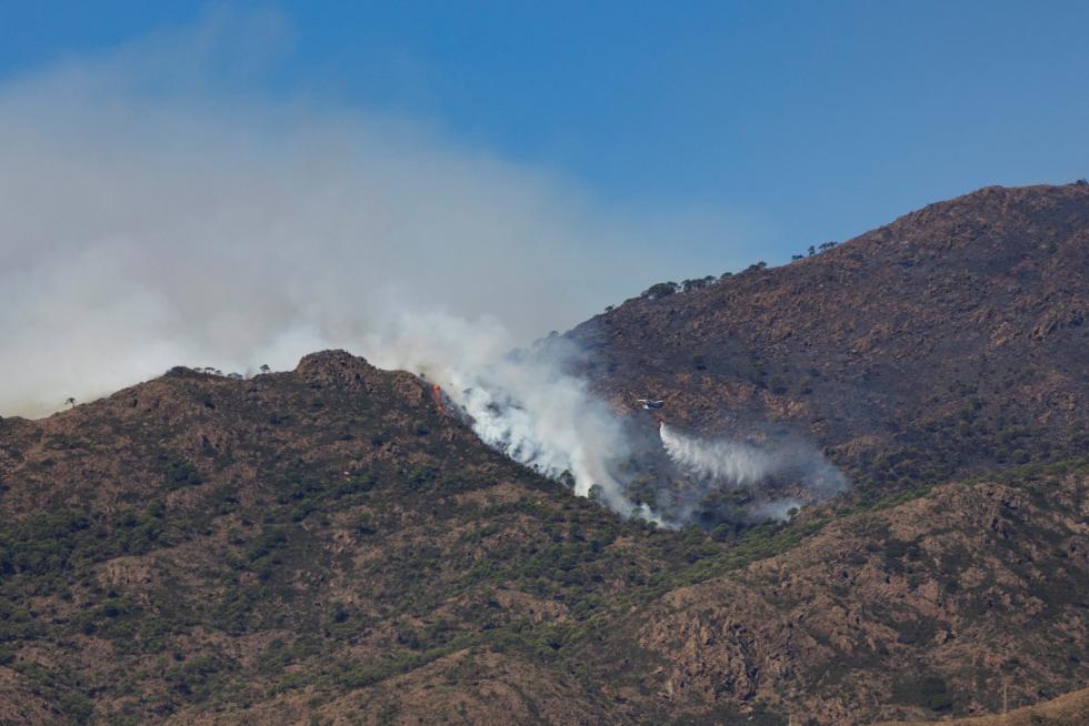 Los vecinos de seis pueblos de la malagueña Sierra Bermeja han tenido que abandonar sus hogares por el fuego. Se trata del incendio más importante registrado este verano en España.