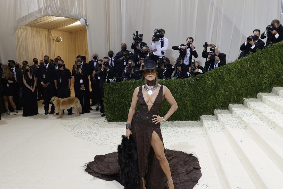 New York (United States), 13/09/2021.- Margaret Qualley poses on the red carpet for the 2021 Met Gala, the annual benefit for the Metropolitan Museum of Art's Costume Institute, in New York, New York, USA, 13 September 2021. The event coincides with the Met Costume Institute's first two-part exhibition, 'In America: A Lexicon of Fashion' which opens 18 September 2021, to be followed by 'In America: An Anthology of Fashion' which opens 05 May 2022 and both conclude 05 September 2022. (Moda, Abierto, Estados Unidos, Nueva York) EFE/EPA/JUSTIN LANE
USA NEW YORK MET GALA