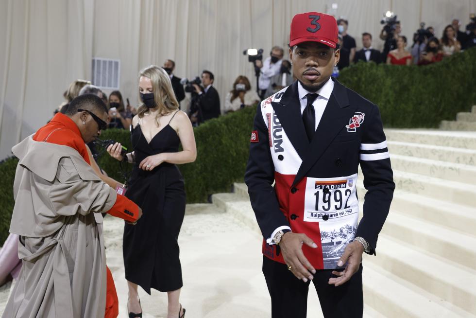 New York (United States), 13/09/2021.- Hailee Steinfeld poses on the red carpet for the 2021 Met Gala, the annual benefit for the Metropolitan Museum of Art's Costume Institute, in New York, New York, USA, 13 September 2021. The event coincides with the Met Costume Institute's first two-part exhibition, 'In America: A Lexicon of Fashion' which opens 18 September 2021, to be followed by 'In America: An Anthology of Fashion' which opens 05 May 2022 and both conclude 05 September 2022. (Moda, Abierto, Estados Unidos, Nueva York) EFE/EPA/JUSTIN LANE
USA NEW YORK MET GALA