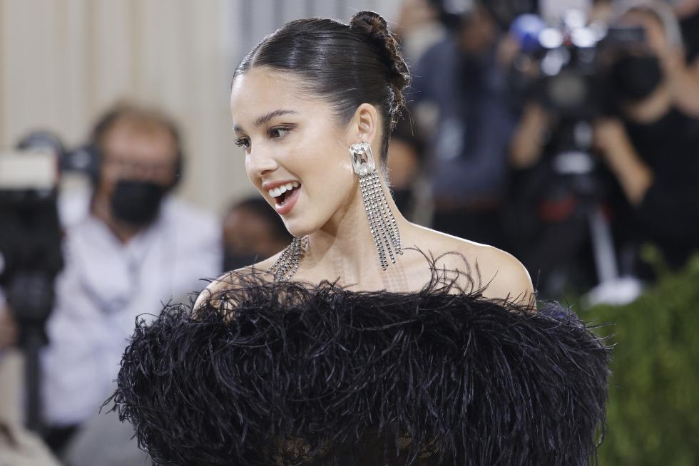 New York (United States), 13/09/2021.- Hailee Steinfeld poses on the red carpet for the 2021 Met Gala, the annual benefit for the Metropolitan Museum of Art's Costume Institute, in New York, New York, USA, 13 September 2021. The event coincides with the Met Costume Institute's first two-part exhibition, 'In America: A Lexicon of Fashion' which opens 18 September 2021, to be followed by 'In America: An Anthology of Fashion' which opens 05 May 2022 and both conclude 05 September 2022. (Moda, Abierto, Estados Unidos, Nueva York) EFE/EPA/JUSTIN LANE
USA NEW YORK MET GALA