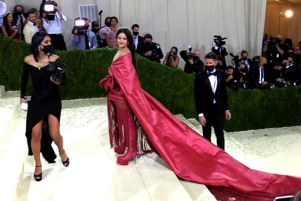 New York (United States), 13/09/2021.- Michaela Coel poses on the red carpet for the 2021 Met Gala, the annual benefit for the Metropolitan Museum of Art's Costume Institute, in New York, New York, USA, 13 September 2021. The event coincides with the Met Costume Institute's first two-part exhibition, 'In America: A Lexicon of Fashion' which opens 18 September 2021, to be followed by 'In America: An Anthology of Fashion' which opens 05 May 2022 and both conclude 05 September 2022. (Moda, Abierto, Estados Unidos, Nueva York) EFE/EPA/JUSTIN LANE
USA NEW YORK MET GALA