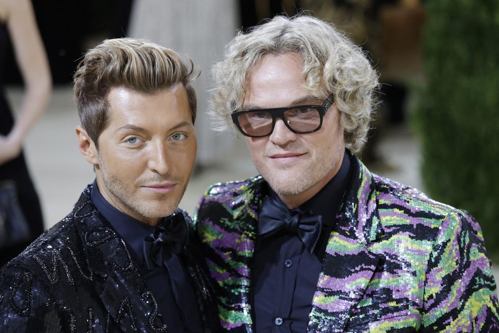 New York (United States), 13/09/2021.- Pierpaolo Piccioli (R) and Giveon (L) pose upon arrival for the 2021 Met Gala, the annual benefit for the Metropolitan Museum of Art's Costume Institute, in New York, New York, USA, 13 September 2021 (issued 14 September 2021). The event coincides with the Met Costume Institute's first two-part exhibition, 'In America: A Lexicon of Fashion' which opens 18 September 2021, to be followed by 'In America: An Anthology of Fashion' which opens 05 May 2022 and both conclude 05 September 2022. (Moda, Abierto, Estados Unidos, Nueva York) EFE/EPA/JUSTIN LANE
USA NEW YORK MET GALA