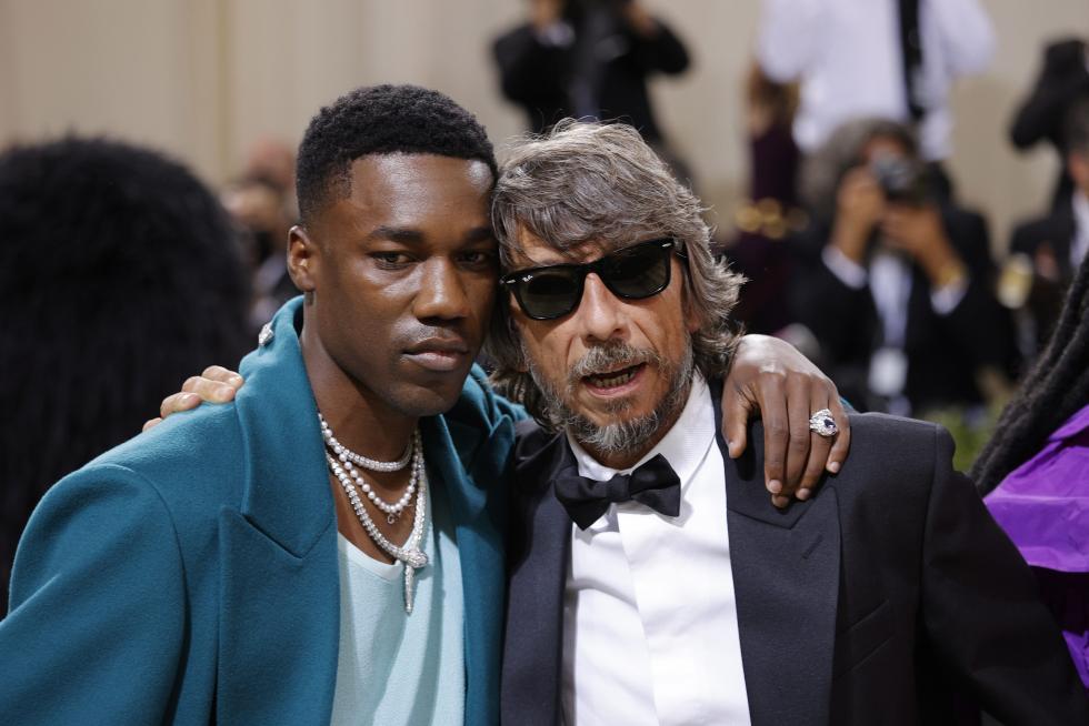 New York (United States), 13/09/2021.- Jameel Mohammed poses upon arrival for the 2021 Met Gala, the annual benefit for the Metropolitan Museum of Art's Costume Institute, in New York, New York, USA, 13 September 2021 (issued 14 September 2021). The event coincides with the Met Costume Institute's first two-part exhibition, 'In America: A Lexicon of Fashion' which opens 18 September 2021, to be followed by 'In America: An Anthology of Fashion' which opens 05 May 2022 and both conclude 05 September 2022. (Moda, Abierto, Estados Unidos, Nueva York) EFE/EPA/JUSTIN LANE
USA NEW YORK MET GALA