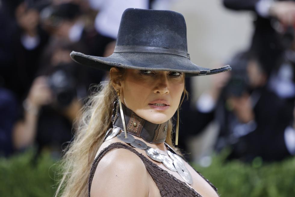 Lil Nas X posa en la alfombra roja de la gala MET 2021