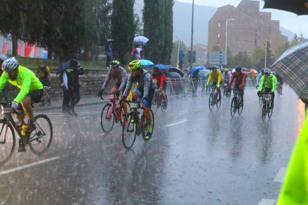 Fuerte lluvia en la salida de la Quebrantahuesos.