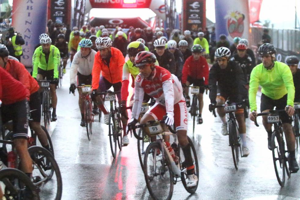 La amenaza de lluvia ha marcado la salida de la Quebrantahuesos.