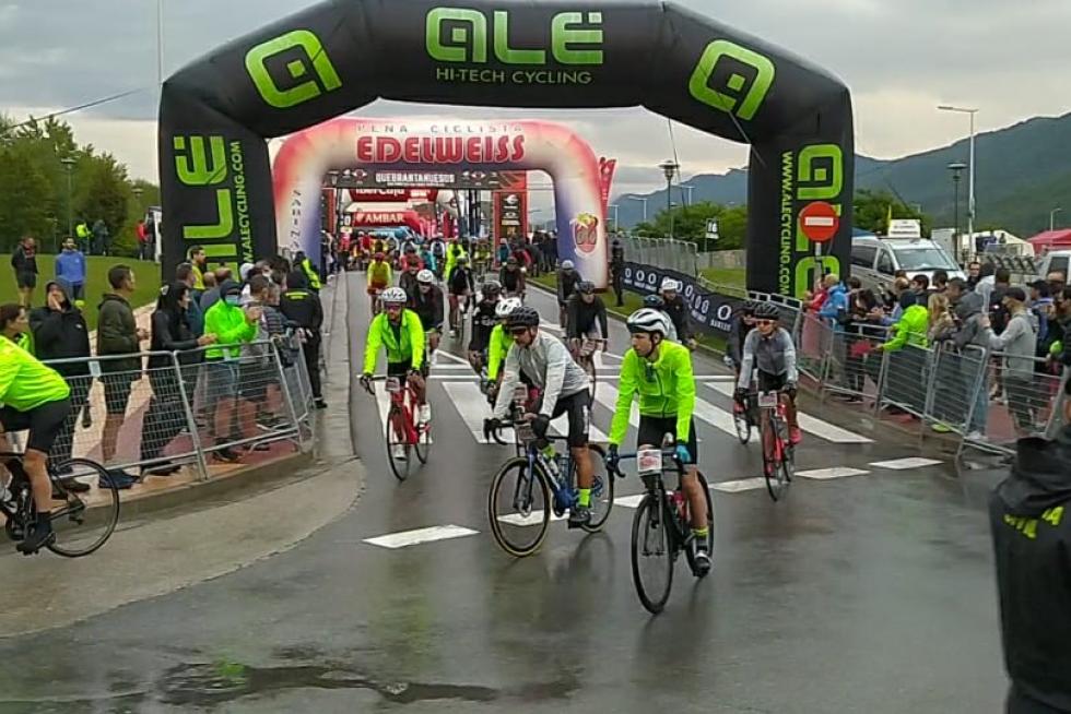 La amenaza de lluvia ha marcado la salida de la Quebrantahuesos.