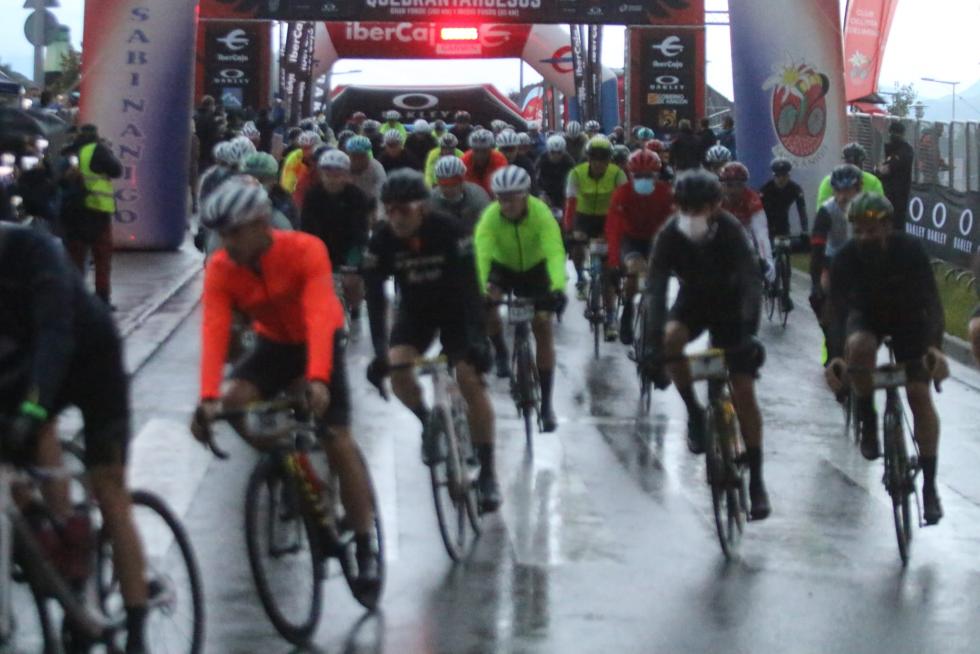 La amenaza de lluvia ha marcado la salida de la Quebrantahuesos.