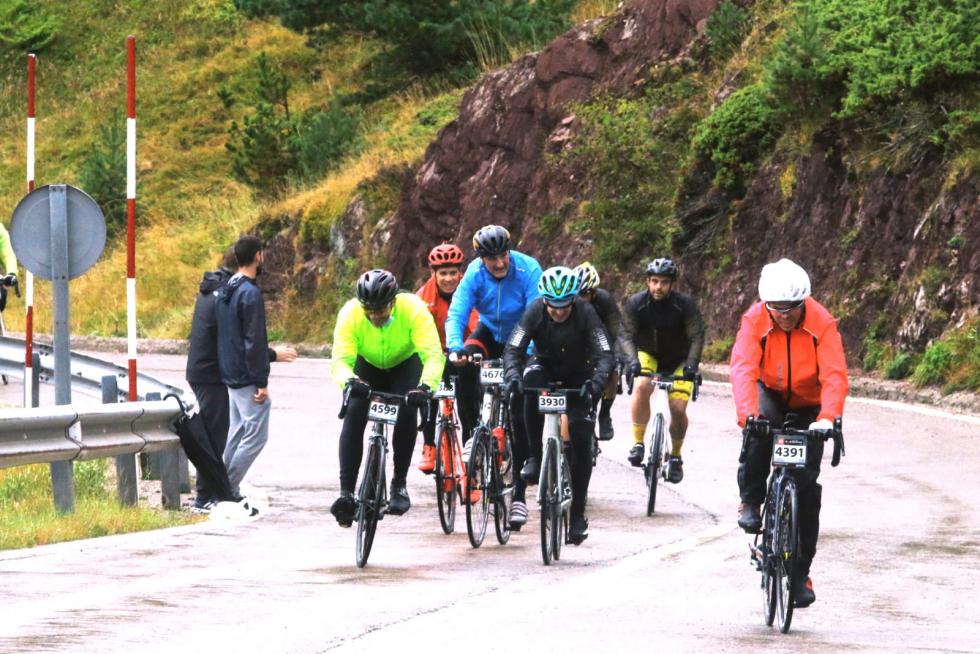Los primeros ciclistas llegan a la frontera del Somport con la lluvia como protagonista de la jornada.