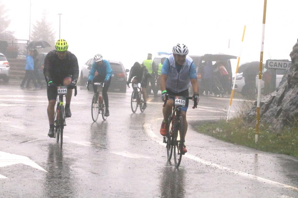 Los primeros ciclistas llegan a la frontera del Somport con la lluvia como protagonista de la jornada.