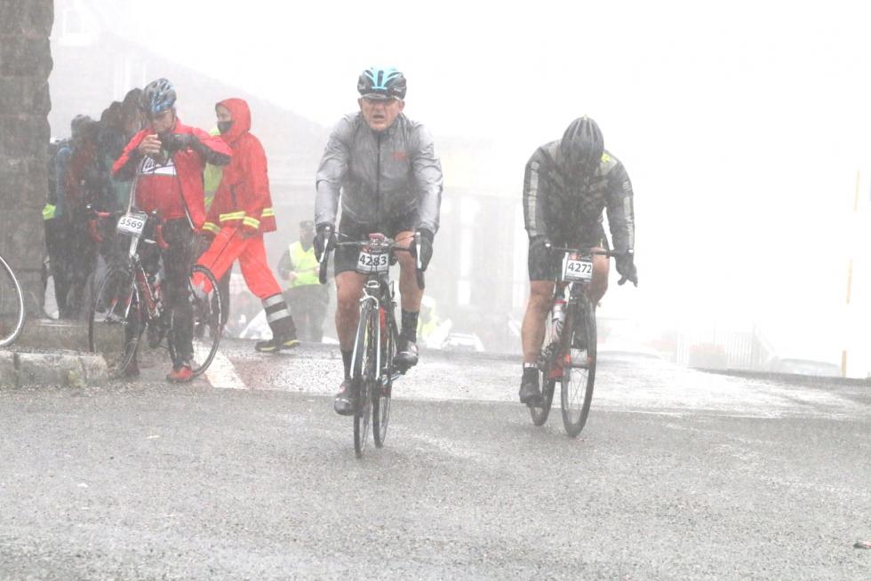Los primeros ciclistas llegan a la frontera del Somport con la lluvia como protagonista de la jornada.