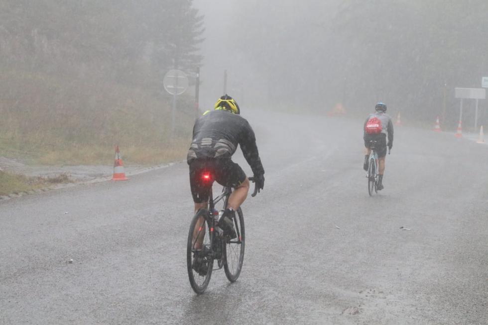Los primeros ciclistas llegan a la frontera del Somport con la lluvia como protagonista de la jornada.